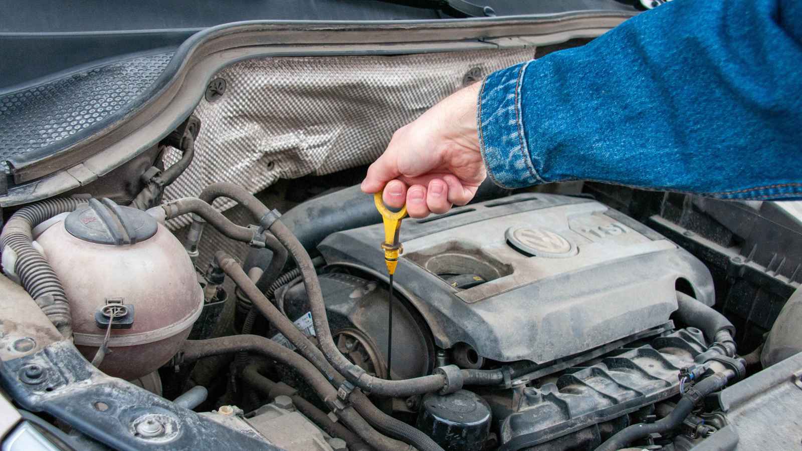 مقياس زيت المحرك.. دليلك الذكي لفهمه قبل أن تدفع ثمن الخطأ