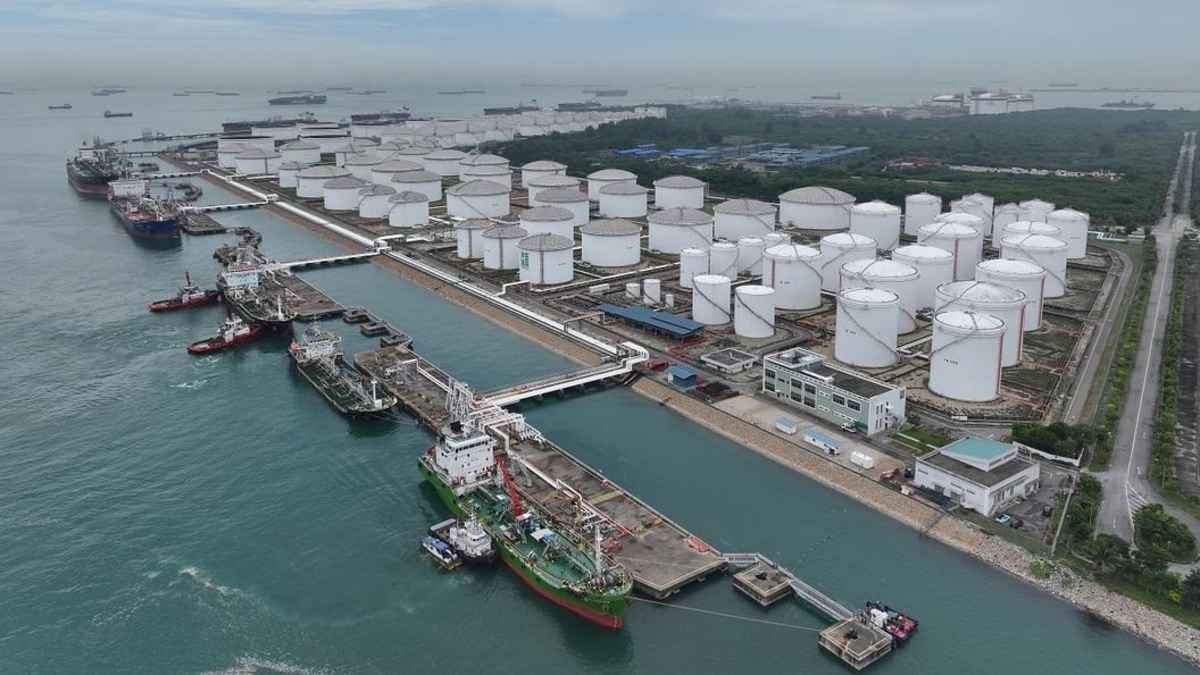 تراجع محدود لأسعار الغاز المسال في آسيا بعد قفزة قياسية 