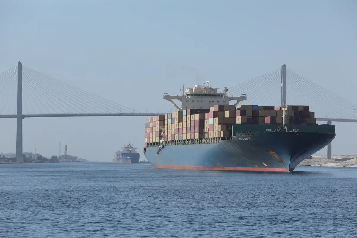 ميرسك تغير مسار سفن حاويات من البحر الأحمر إلى قناة السويس