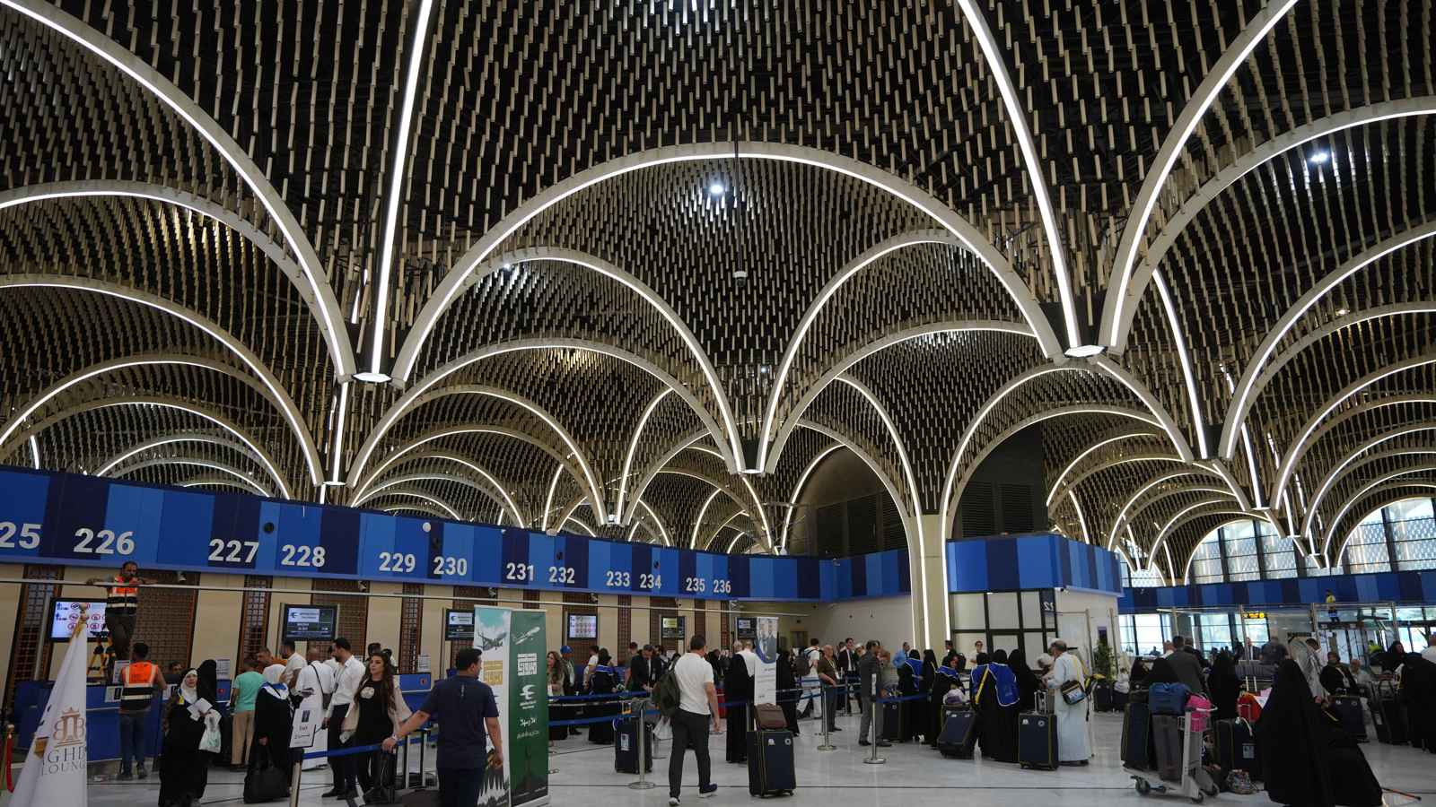10 ملايين زائر على المحك.. ماذا تعني قيود الطيران الإيراني للعراق؟ 