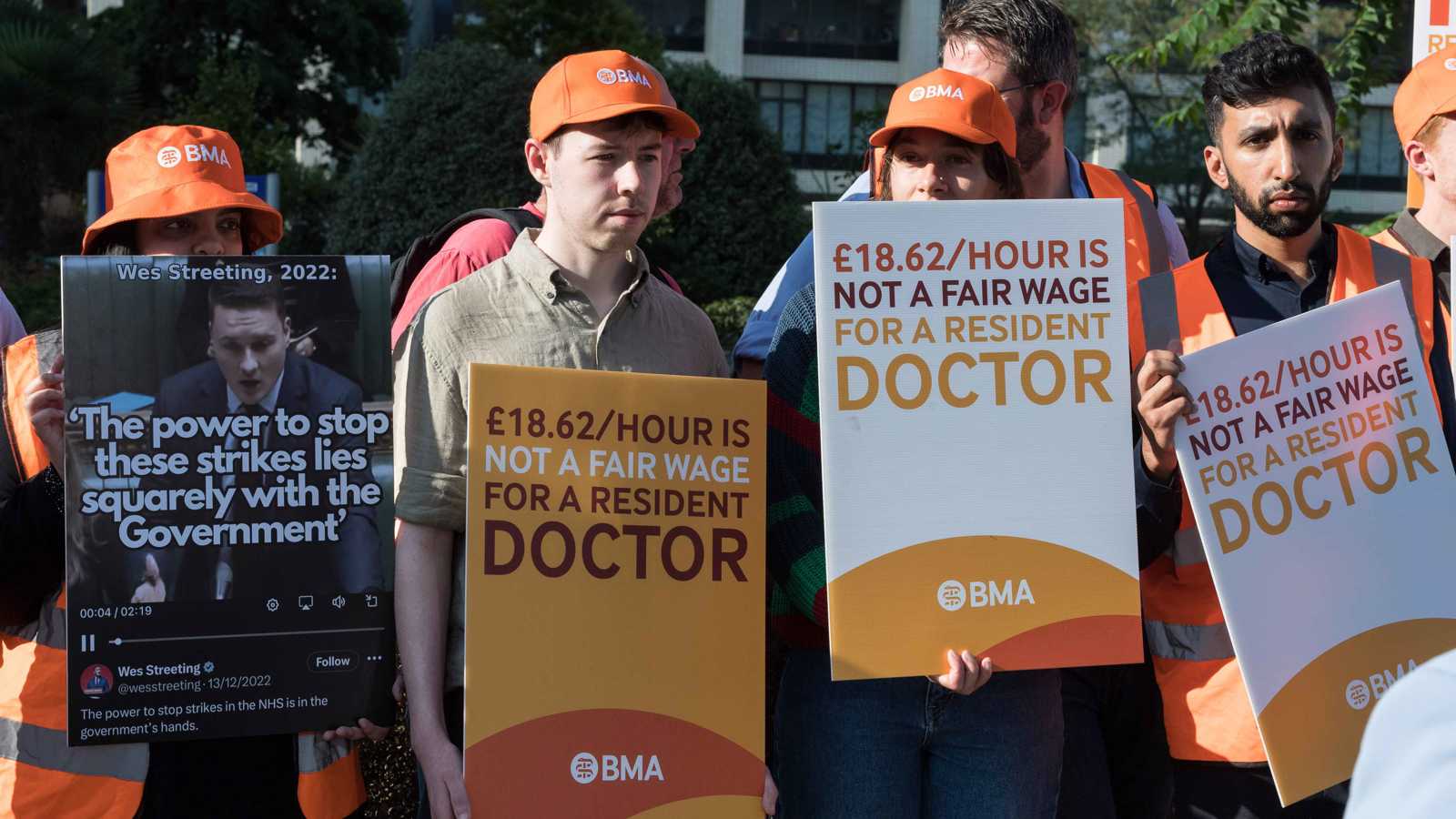 عشرات الآلاف من أطباء بريطانيا يتسمكون بإضراب عام متحدين الحكومة 