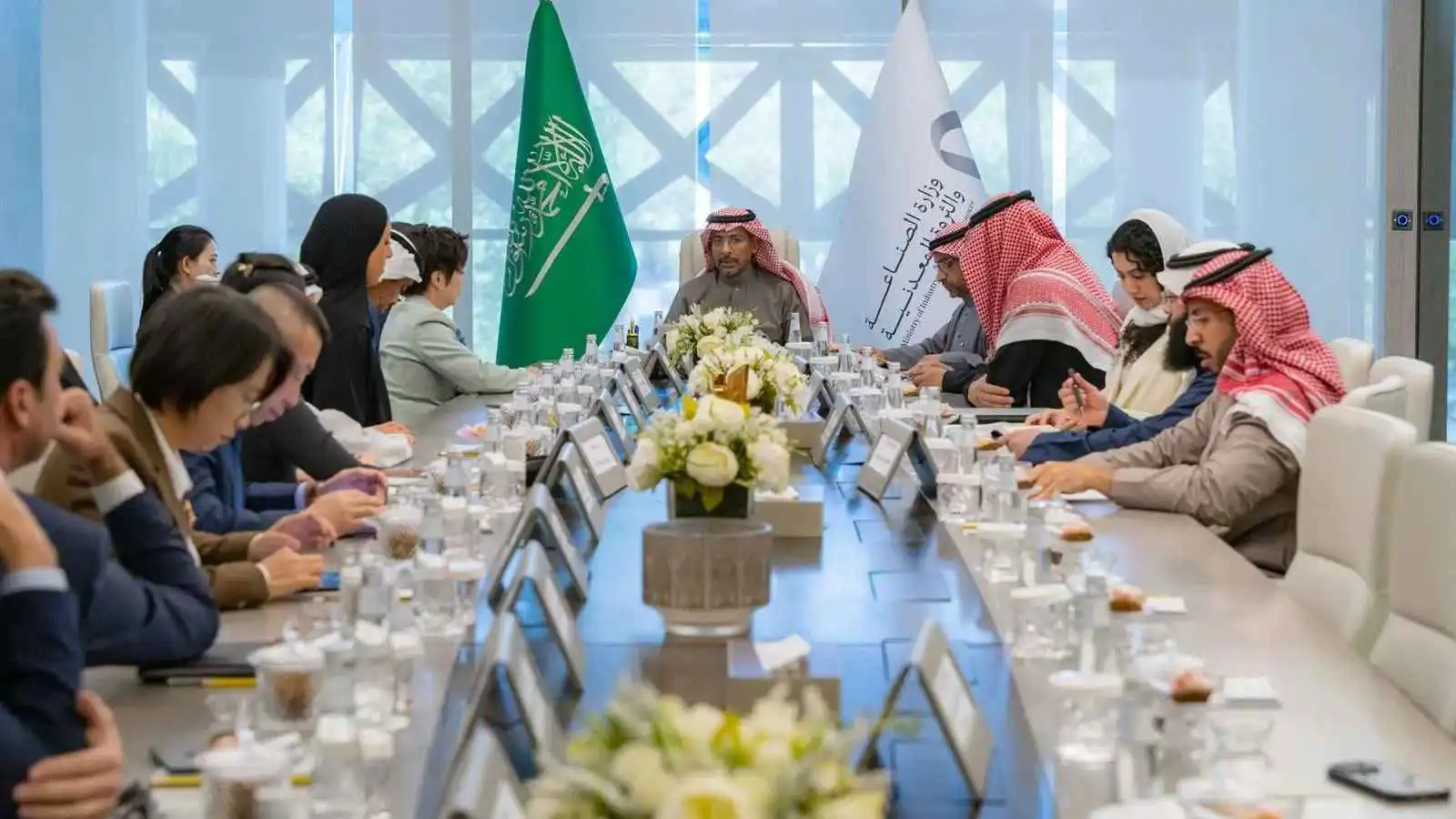 السعودية تبحث مع «بي واي دي» الفرص المشتركة في صناعة السيارات