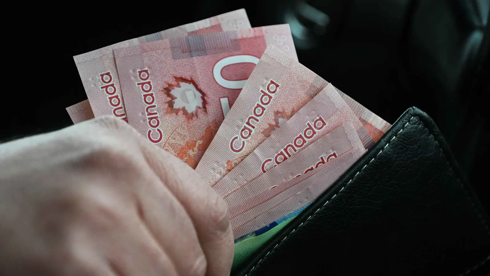 التحليل الفني: زوج USD/CAD يتفاعل مع خط دعم ويشكل نمطاً صاعداً