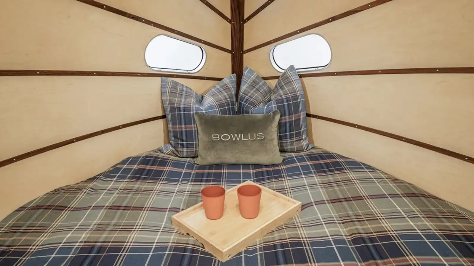 غرفة نوم أنيقة تحمل هوية Bowlus، حيث تتحول البساطة إلى رفاهية مدروسة.