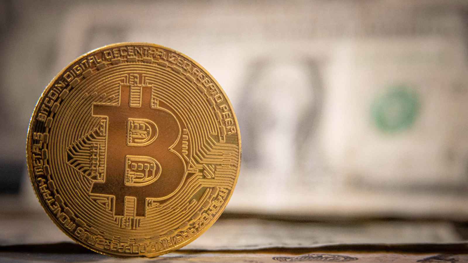 «بيتكوين» تسجل مستوى قياسياً بدعم من المؤسسات والسياسات الأميركية