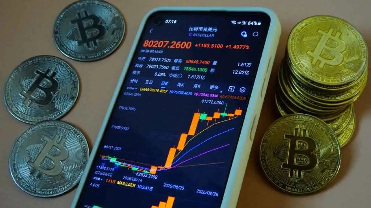 سعر بيتكوين معروض على هاتف ذكي في مدينة ييتشانغ، مقاطعة هوبي، الصين، في 28 أغسطس 2026. 