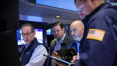 متداولون يعملون في بورصة نيويورك (NYSE)  يوم 7 فبراير 2024