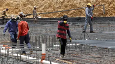 عمال ضمن موقع بناء مشروع في العاصمة السعودية الرياض يوم 23 مايو 2022.