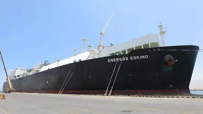 لحظة وصول السفينة الأميركية «Energos Power»، التابعة لشركة «نيوفورتريس»، والمتخصصة في إعادة تغييز الغاز الطبيعي المسال، إلى ميناء الإسكندرية البحري، مصر.