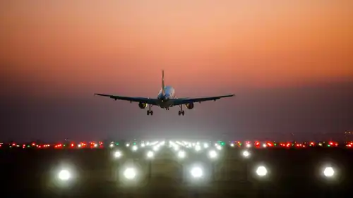 طائرة أثناء هبوطها في مطار الملكة علياء الدولي بالأردن.