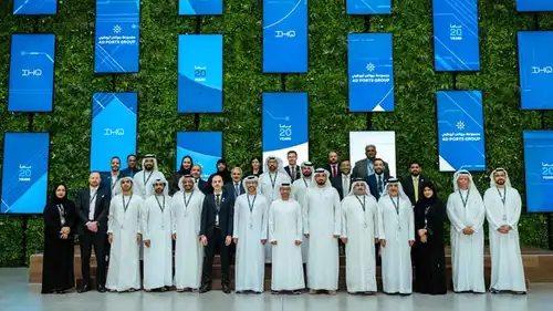 صورة تذكارية خلال إطلاق مجموعة «موانئ أبوظبي» منصة «آي إتش كيو» المعززة بالذكاء الاصطناعي، يوم 23 يوم 2026.