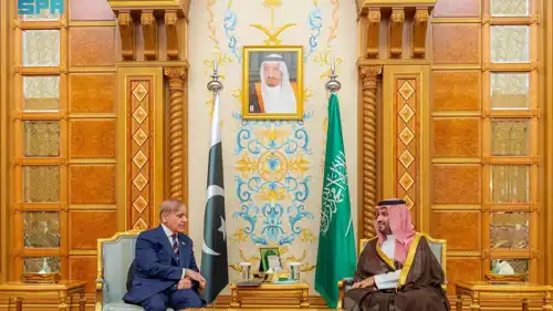 الأمير محمد بن سلمان بن عبد العزيز آل سعود ولي العهد رئيس مجلس الوزراء السعودي ورئيس وزراء باكستان محمد شهباز شريف، خلال اللقاء المنعقد بينهما في الرياض 27 أكتوبر 2025