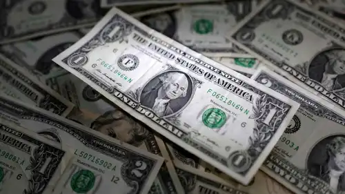 أوراق نقدية من الدولار الأميركي، في هذه الصورة التوضيحية التي التُقطت في 10 مارس 2023، 