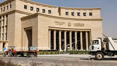 شاحنة تمر أمام المقر الرئيس الجديد للبنك المركزي المصري، بالعاصمة الإدارية الجديدة، مصر، في 1 أغسطس 2023. 