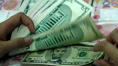 سعر الدولار.. لماذا تتقهقر العملة الأميركية فجأة أمام المنافسين؟