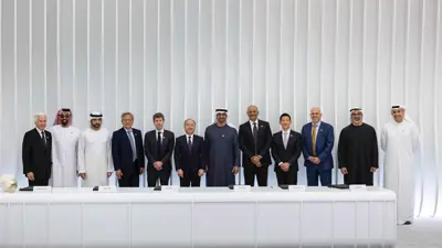 الشيخ محمد بن زايد رئيس دولة الإمارات يتوسط قادة الشركات المساهمة في مشروع ستارغيت الإمارات