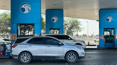 سيارات في محطة وقود شركة بترول أبوظبي الوطنية «أدنوك» في دبي، الإمارات، يوم 26 نوفمبر 2023.