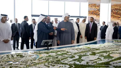 الشيخ محمد بن زايد آل نهيان، رئيس دولة الإمارات، والرئيس المصري عبد الفتاح السيسي يستمعان إلى شرح حول مخطط مشروع رأس الحكمة التنموي في مرسى مطروح، مصر، يوم 4 أكتوبر 2024.