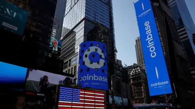 شعار Coinbase Global Inc معروض على شاشة عملاقة في ميدان تايمز سكوير في نيويورك، 4 أبريل 2021.
