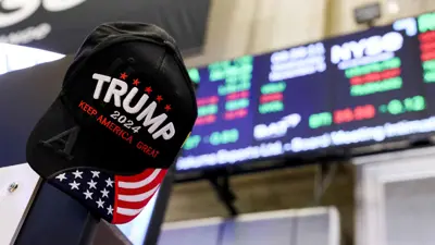 قبعة تحمل شعار دعم الجمهوري دونالد ترامب معروضة في بورصة نيويورك للأوراق المالية (NYSE) في مدينة نيويورك، الولايات المتحدة، عقب فوزه في الانتخابات الرئاسية الأميركية، 6 نوفمبر 2024.