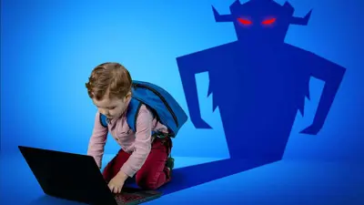 طفل يستخدم الكمبيوتر وخلفه ظل يمثل الشر المتربص له على الإنترنت