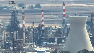 مروحية تابعة للجيش الإسرائيلي تحلق فوق مصفاة النفط في حيفا يوم 10 أكتوبر 2024