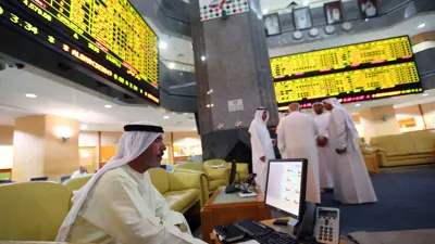 مستثمر يراقب شاشة تداول الأسهم داخل سوق أبوظبي للأوراق المالية في العاصمة الإماراتية يوم 25 يونيو 2014.
