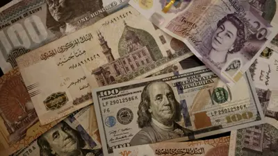 لقطة تظهر الجنيه المصري بجوار مجموعة من العملات النقدية مثل الجنيه الإسترليني والدولار الأميركي، في 25 أغسطس 2022