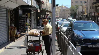 رجل يبيع المعجنات في أحد شوارع وسط العاصمة عمان. الأردن- 7 أغسطس 2023