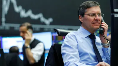 متعامل في بورصة فرانكفورت للأوراق المالية بألمانيا يوم 22 يناير 2020