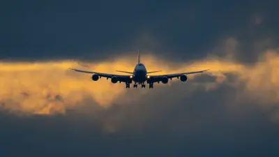 طائرة بوينغ 747 على وشك الهبوط في مطار فرانكفورت في ضوء النهار الأخير- 2 مارس 2024