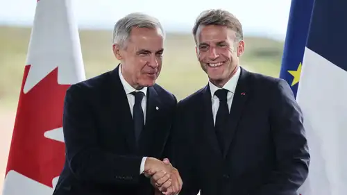 جانب من المؤتمر الصحفي المشترك الذي عقده الرئيس الفرنسي إيمانويل ماكرون، ورئيس الوزراء الكندي مارك كارني في سان بيير، يوم 20 سبتمبر 2026.
