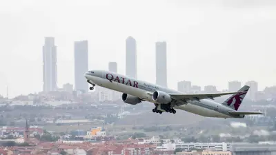 طائرة تابعة للخطوط الجوية القطرية خلال إقلاعها من مطار مدريد الدولي في العاصمة الإسبانية يوم 27 أكتوبر 2023 