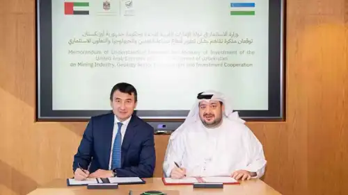 صورة تذكارية خلال توقيع مذكرة التعاون بين الإمارات وأوزبكستان، في العاصمة أبوظبي.