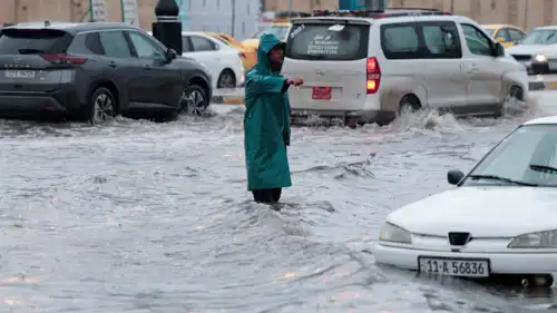 مياه الفيضانات تغمر أحد شوارع الموصل، العراق، 16 نوفمبر 2025.