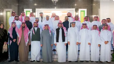 وزير الصناعة السعودي بندر الخريف في صورة تذكارية مع رؤساء تنفيذيين للمعاهد المعدنية ومسؤولين في الوزارة في 10 مارس 2025