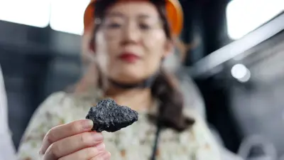 ورشة تابعة لشركة (Zhonghai Graphite Co) لإنتاج فحم الكوك المستخدم في صناعة الغرافيت بمدينة بينتشو الصينية يوم 9 سبتمبر 2024