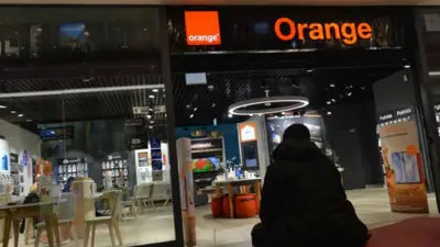 تجلس خارج متجر "أورنج" في مركز تسوق وسط مدينة كراكوف البولندية ـ 9  ديسمبر 2020 