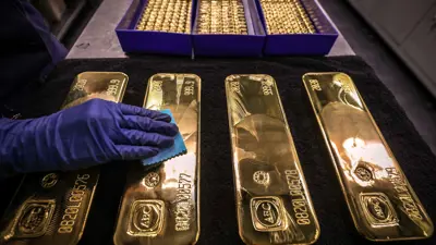 عامل يلمّع سبائك الذهب داخل مصفاة «إي بي سي» في مدينة سيدني الأسترالية يوم 5 أغسطس 2020.