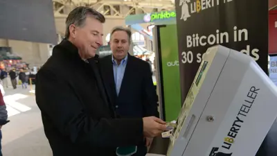 أميركيون يستخدمون صرافاً آلياً لتسييل البتكوين في مدينة بوسطن - 20 فبراير 2014 