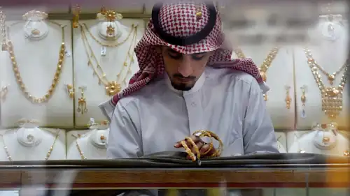 صائغ يعرض أساور ذهبية داخل متجره في سوق طيبة بالعاصمة السعودية الرياض، يوم 3 أكتوبر 2016.