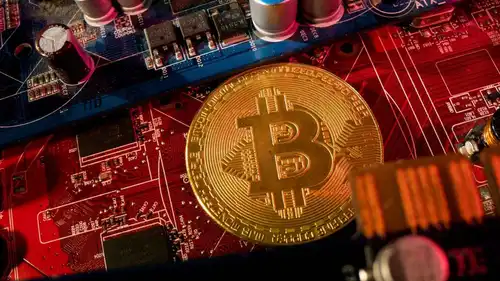 مسكوكة تمثل عملة «بيتكوين» موضوعة على لوحة أم لكمبيوتر شخصي، في صورة توضيحية ملتقطة بتاريخ 16 يونيو 2023.