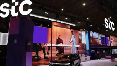 سيارة كهربائية هوائية من شركة «لوسيد موتورز» تعرضها «إس تي سي» خلال مؤتمر في مدينة برشلونة الإسبانية يوم 28 فبراير 2023.