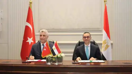 خلال توقيع وزير الاستثمار والتجارة الخارجية المصري حسن الخطيب اتفاقية مع وزير التجارة التركي الدكتور عمر بولات لتسهيل التجارة والاستثمار بين البلدين يوم 3 ديسمبر 2025.