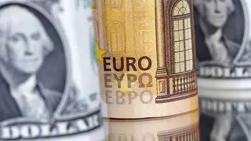 أوراق نقدية من الدولار واليورو في هذه الصورة التوضيحية الملتقطة في 17 يوليو 2022.