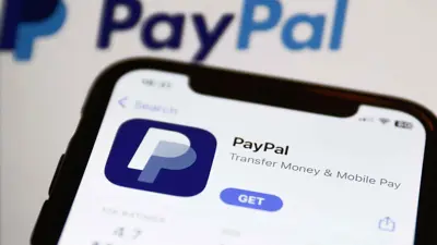 تطبيق باي بال يظهر على صفحة متجر التطبيقات على شاشة هاتف في  كراكوف، بولندا في 2 يناير 2023.