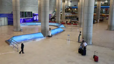 مسافرون في مطار بن غوريون بعد إغلاق إسرائيل مجالها الجوي بعد ضربات جوية واسعة على إيران، يوم 13 يونيو 2025.