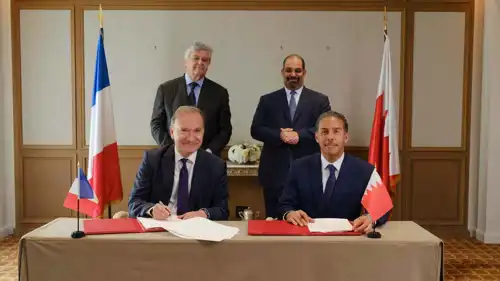 خلال توقيع مذكرة التفاهم بين شركة ألبا البحرينية مع بنك بي بي آي فرانس، في العاصمة الفرنسية باريس
