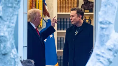 الرئيس الأميركي دونالد ترامب في حديث مع إيلون ماسك في المكتب البيضاوي بالبيت الأبيض، واشنطن، الولايات المتحدة، يوم 14 مارس 2025.