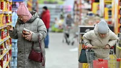 مواطنون روس خلال جولة شراء في متجر بمدينة أومسك السيبيرية، روسيا ، 13 ديسمبر 2024